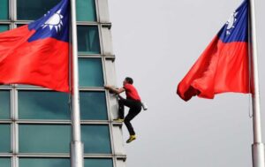 Read more about the article Pendaki AS Alex Honnold Panjat Gedung Tertinggi di Taiwan Tanpa Tali Pengaman, Tuntas dalam 90 Menit