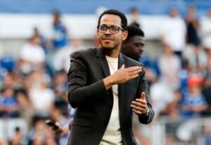 Read more about the article Cole Palmer Dispekulasikan ke MU, Liam Rosenior Tegaskan Sikap Chelsea