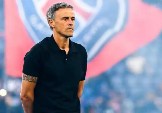 Luis Enrique saat ini melatih klub sepak bola Prancis Paris Saint-Germain (PSG)
