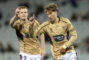 Read more about the article Tendangan Bebas Spektakuler Eli Adams Antar Newcastle Naik ke Posisi Tiga