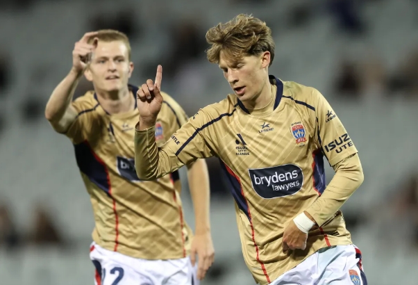 Read more about the article Tendangan Bebas Spektakuler Eli Adams Antar Newcastle Naik ke Posisi Tiga