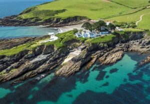 Read more about the article Rumah Mewah di Atas Tebing dengan Pantai Pribadi Ini Dijual £4 Juta, Sarat Sejarah dan Tragedi