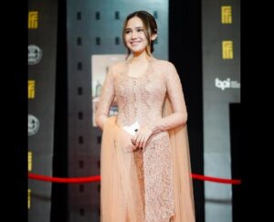 Read more about the article Syifa Hadju Tampil Elegan Dibalut Kebaya Panjang Terracotta saat Resmi Dilamar El Rumi