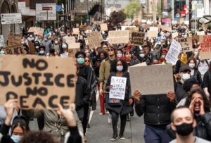 Read more about the article Peluit dan Walkie-Talkie: Warga Minneapolis Jaga Sekolah di Tengah Operasi ICE