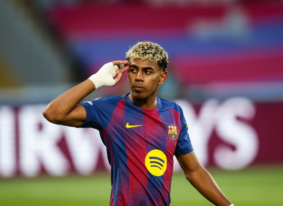 Read more about the article Lamine Yamal Tampil Menonjol saat Barcelona Taklukkan Elche, Hansi Flick: Dia Lebih Spesial Hari Ini