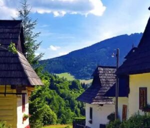 Read more about the article Di Balik Status UNESCO, Warga Desa Slovakia Ingin Hidup Normal